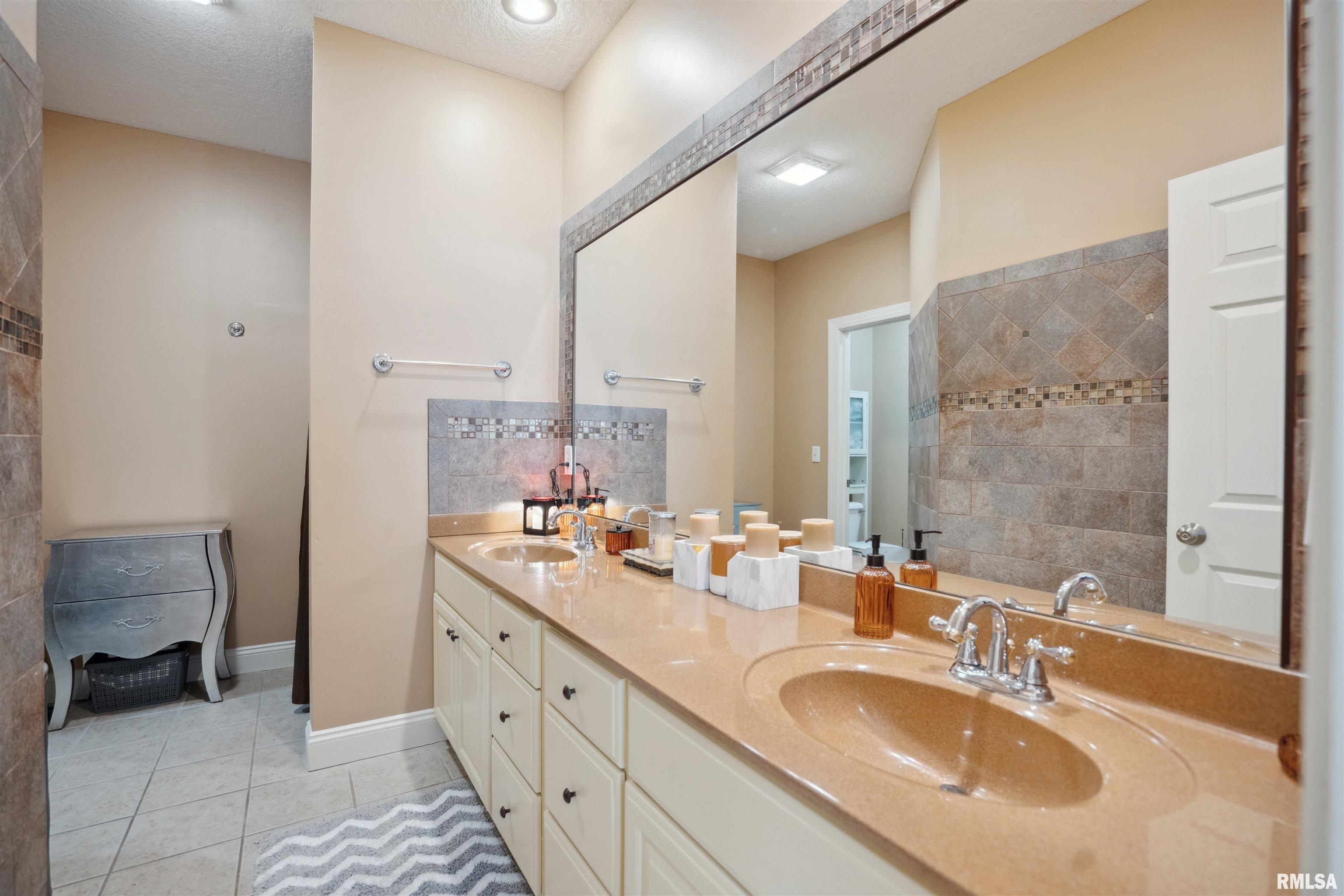 13 Hidden Valley Circle, Davenport, Iowa image 15
