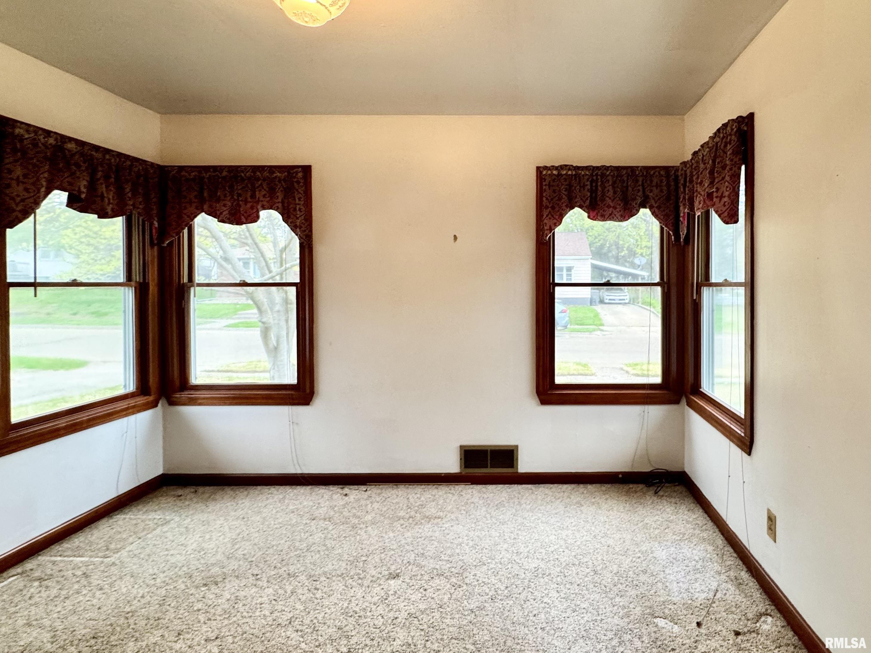 937 15th Avenue South, Clinton, Iowa image 8