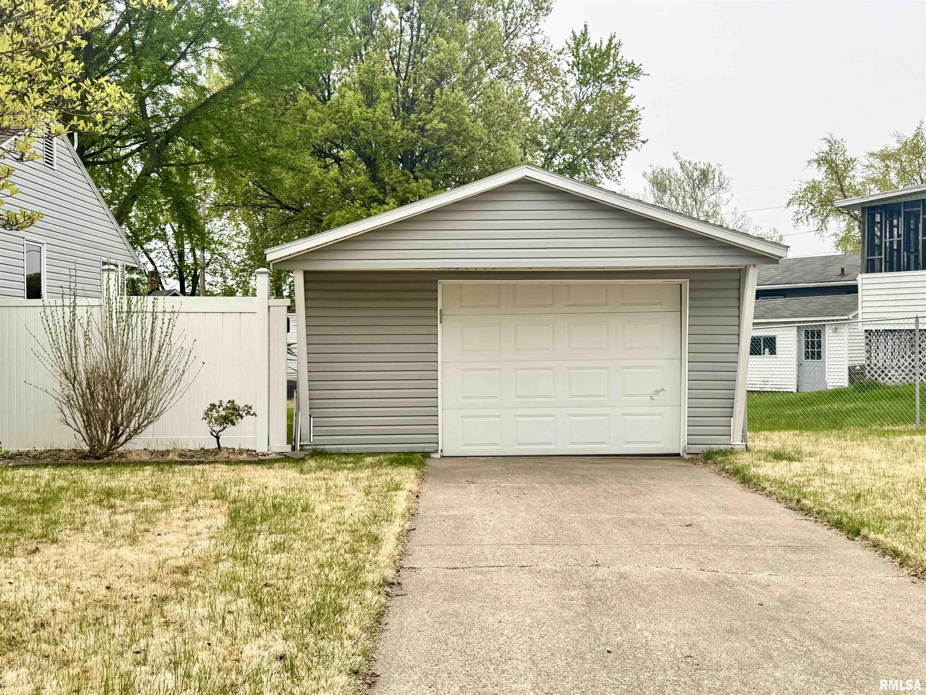 937 15th Avenue South, Clinton, Iowa image 2