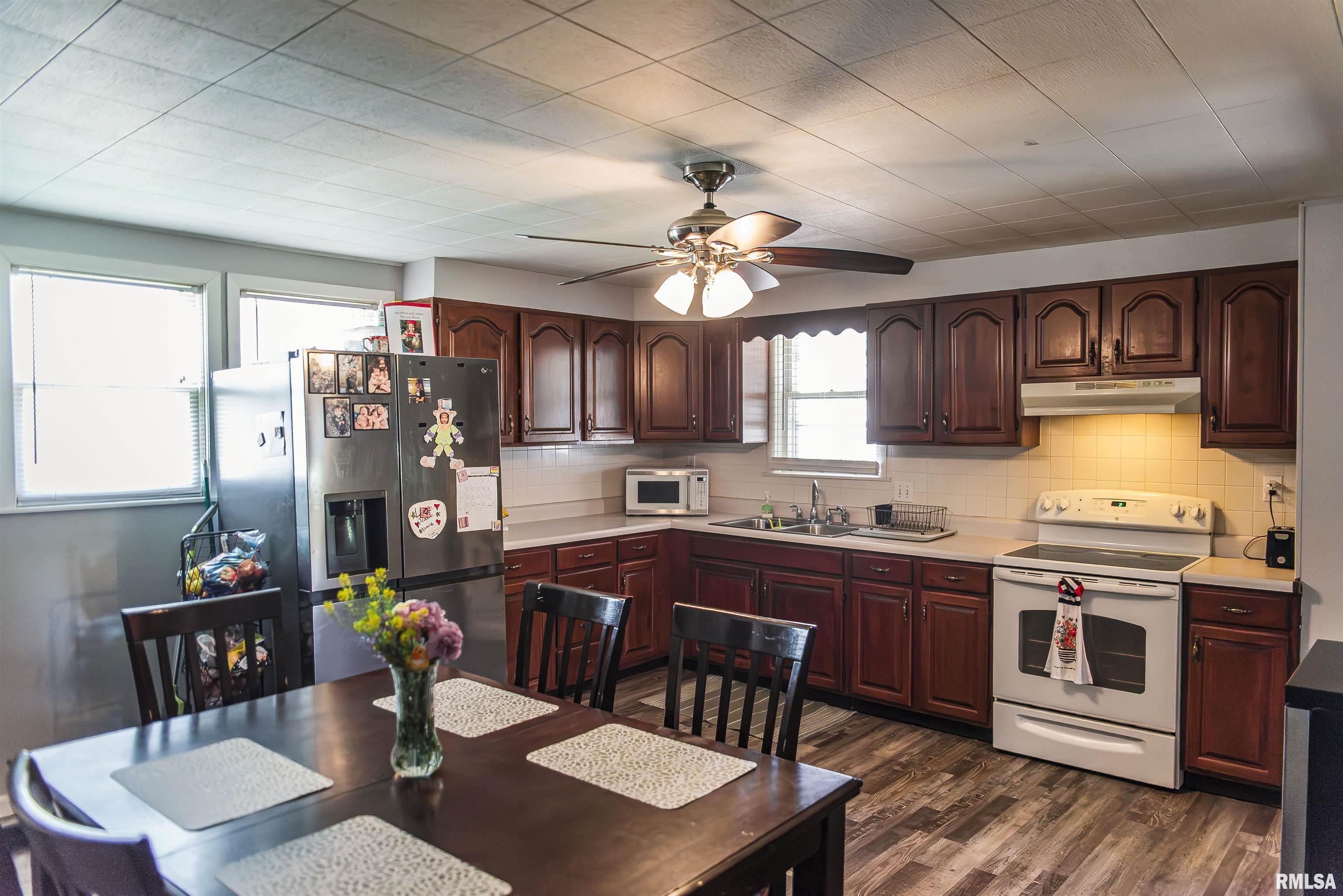 129 E High Street, Mendon, Illinois image 2