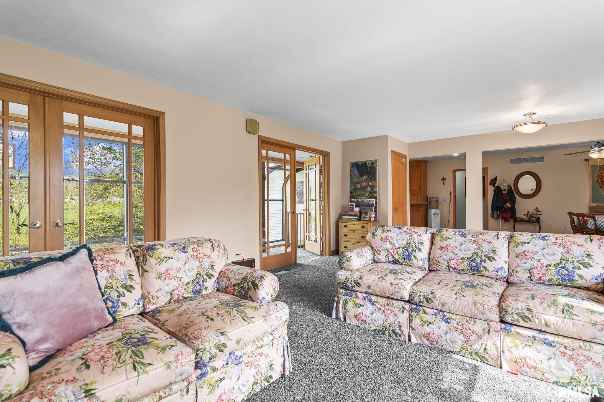 15 Oakland Drive, Riverton, Illinois image 6