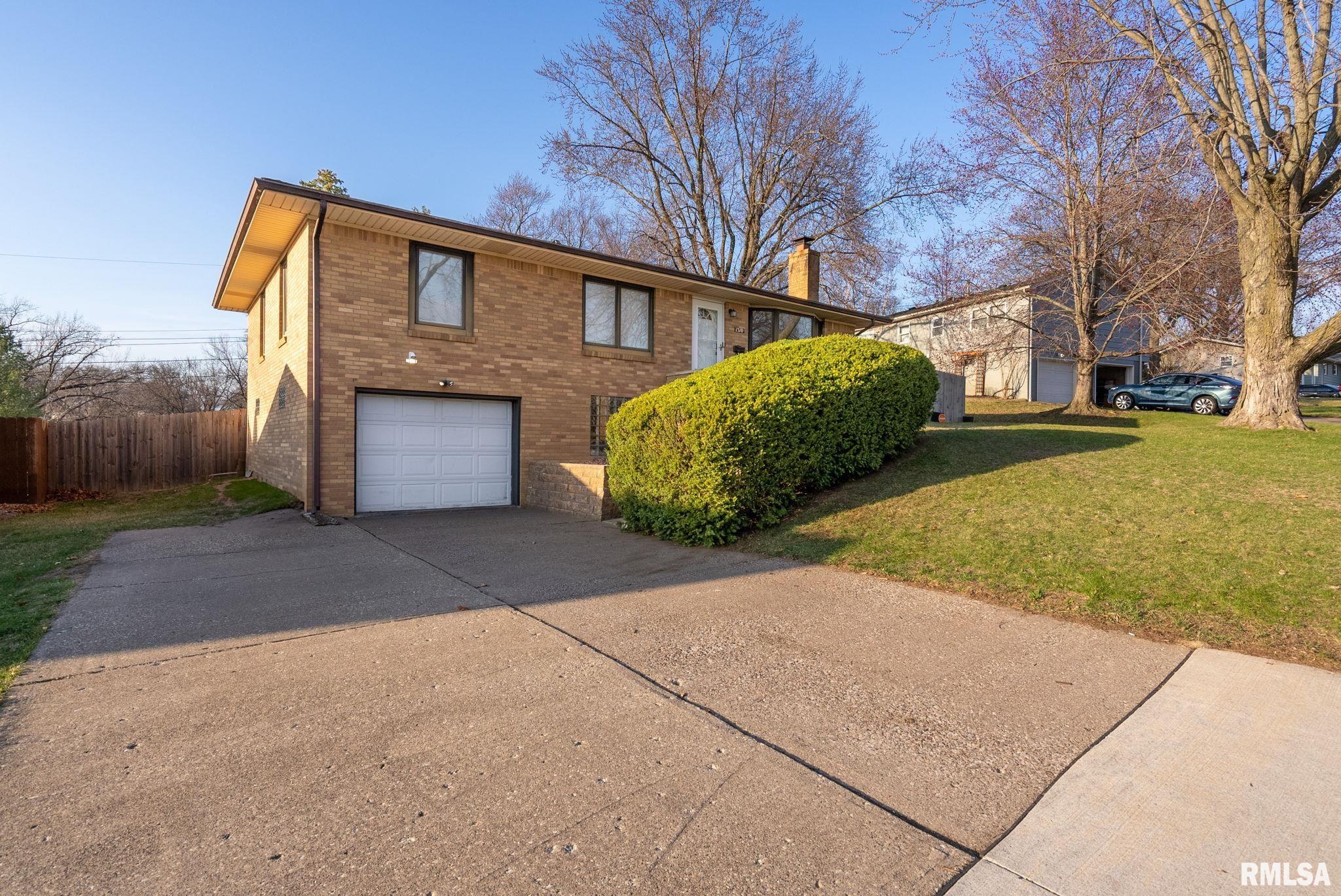 1310 Hillside Drive, Bettendorf, Iowa image 3