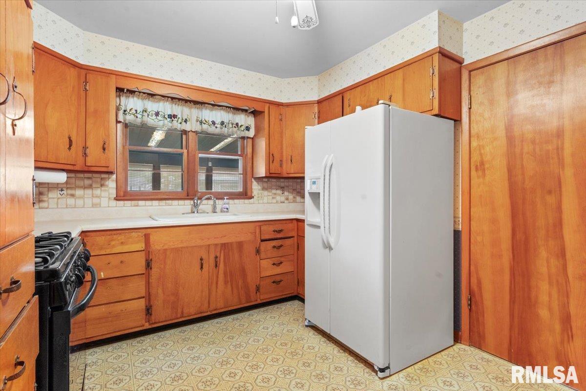 525 Sattley Street, Rochester, Illinois image 13