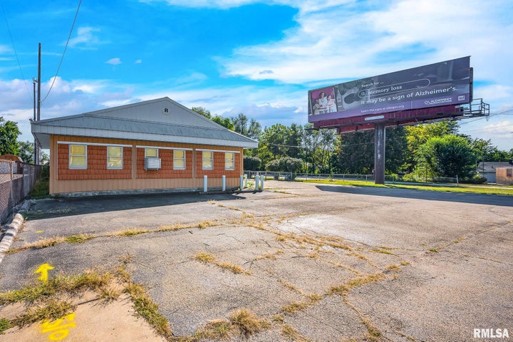 Photo 1 of 36 — 268-270 DERBY Street, Pekin, IL 61554