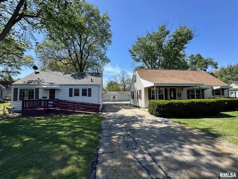 Photo of 417 CALDWELL Street, Jacksonville, IL 62650 (MLS # CA1043156)