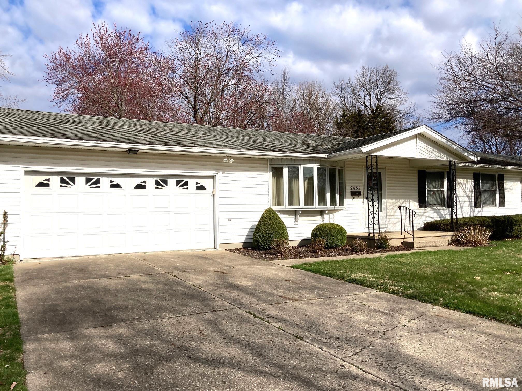 2457 Arrowhead Drive, Springfield, Illinois image 2