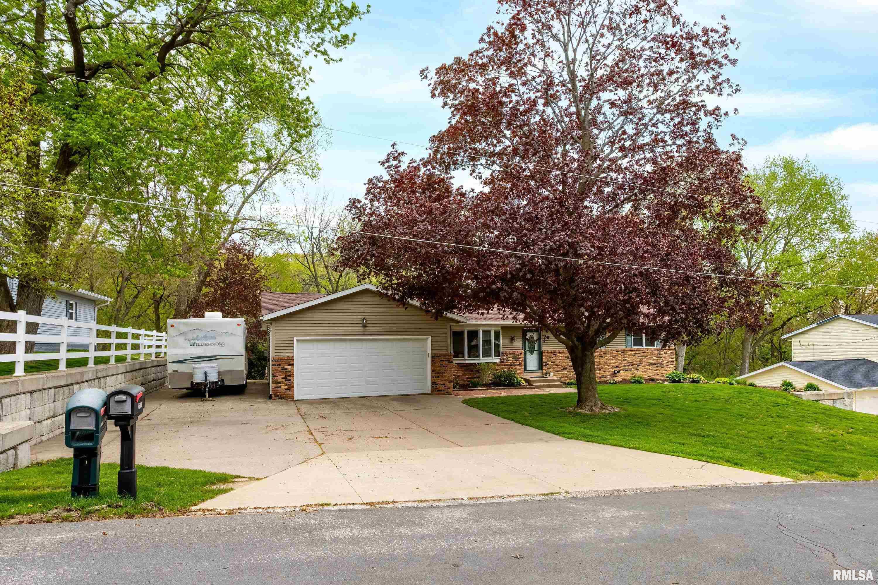 6318 Dodds Drive, Bettendorf, Iowa image 2