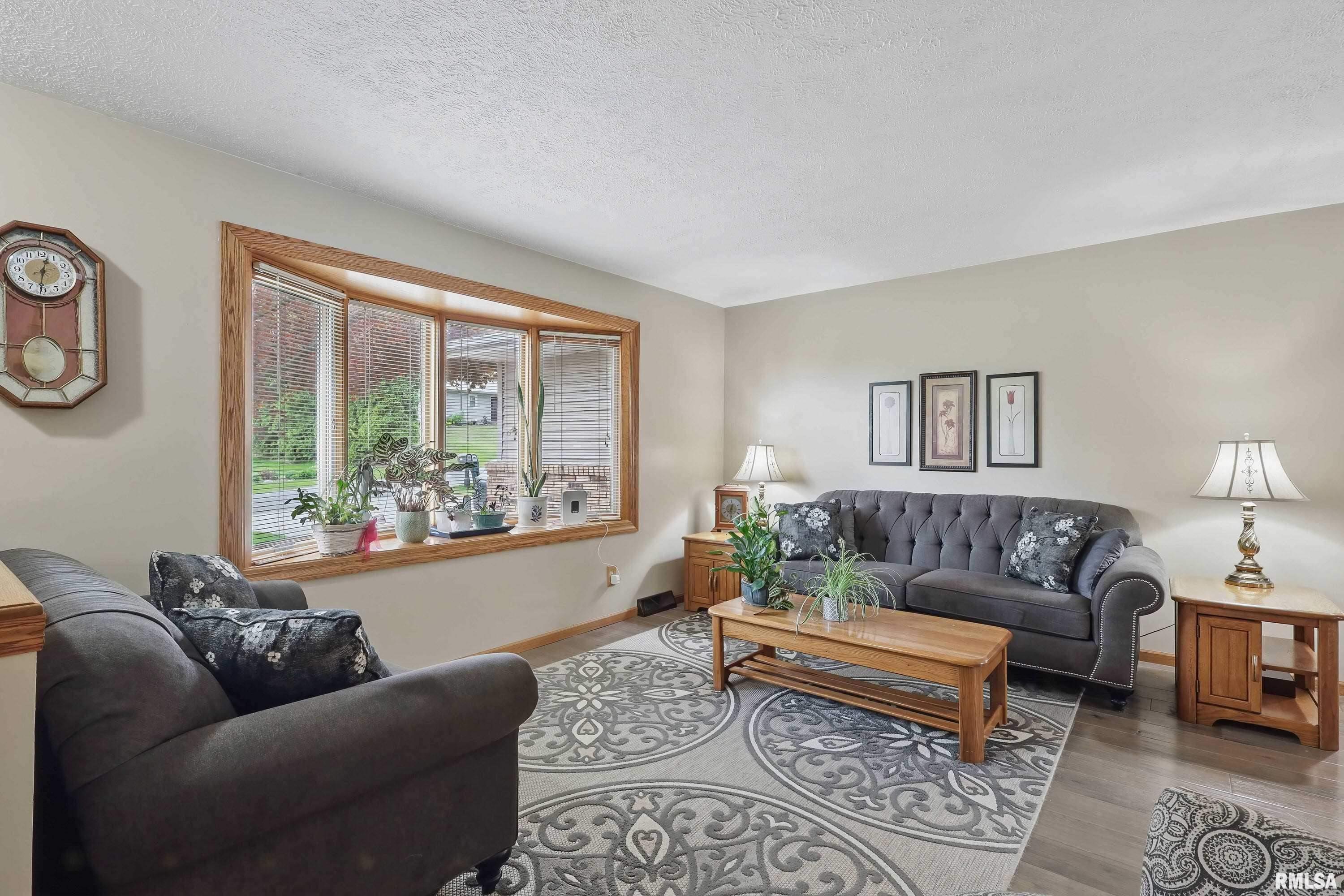 6318 Dodds Drive, Bettendorf, Iowa image 4
