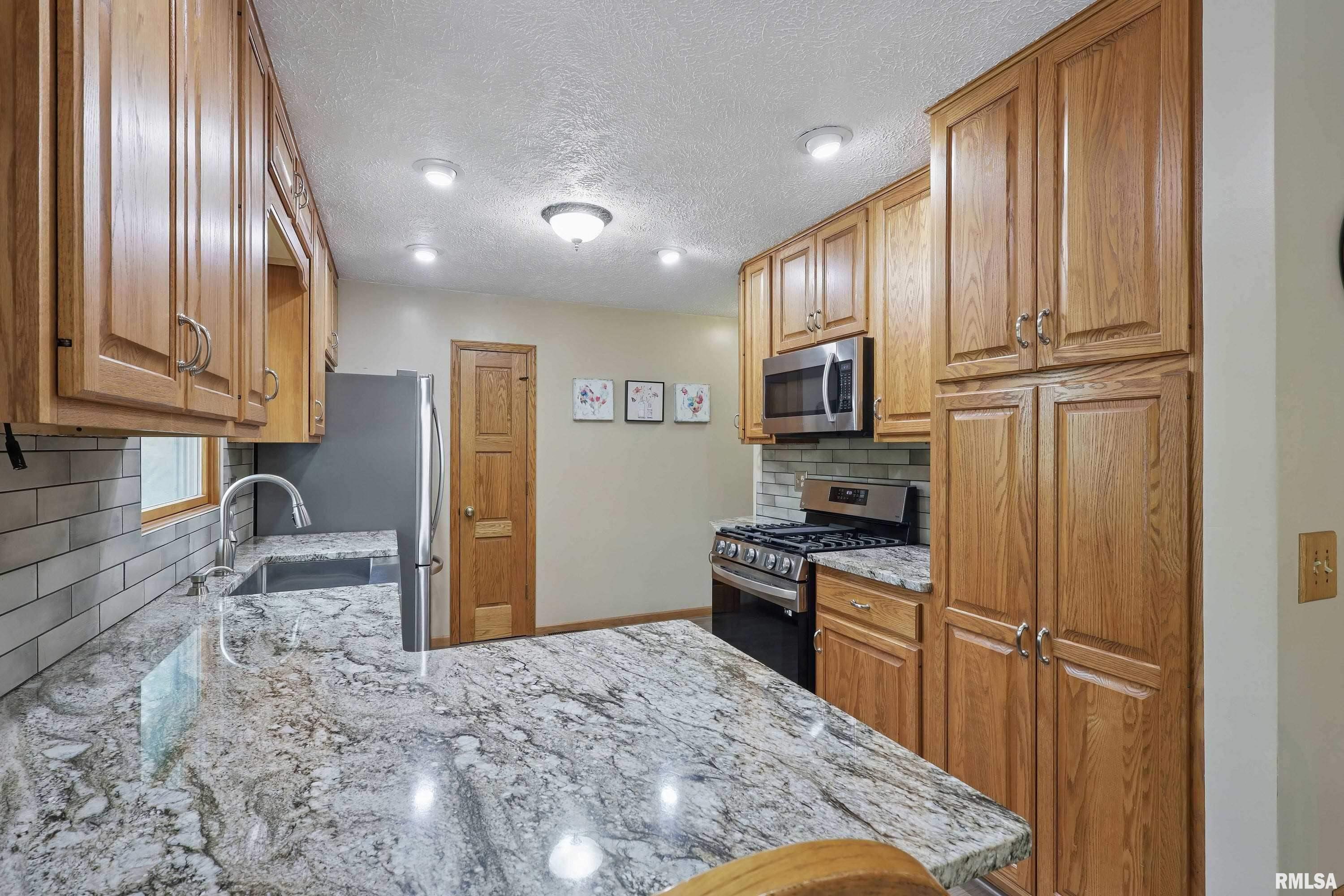 6318 Dodds Drive, Bettendorf, Iowa image 12