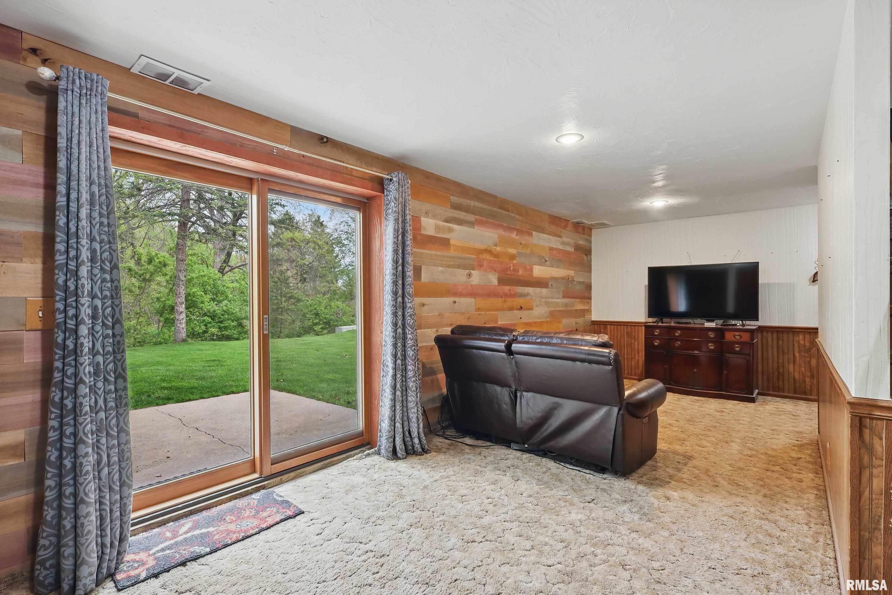 6318 Dodds Drive, Bettendorf, Iowa image 23