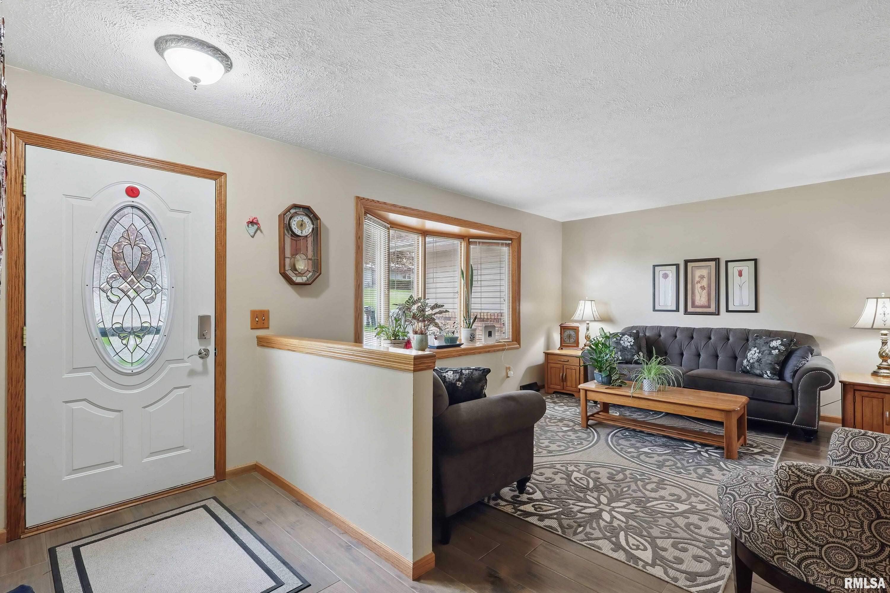 6318 Dodds Drive, Bettendorf, Iowa image 3