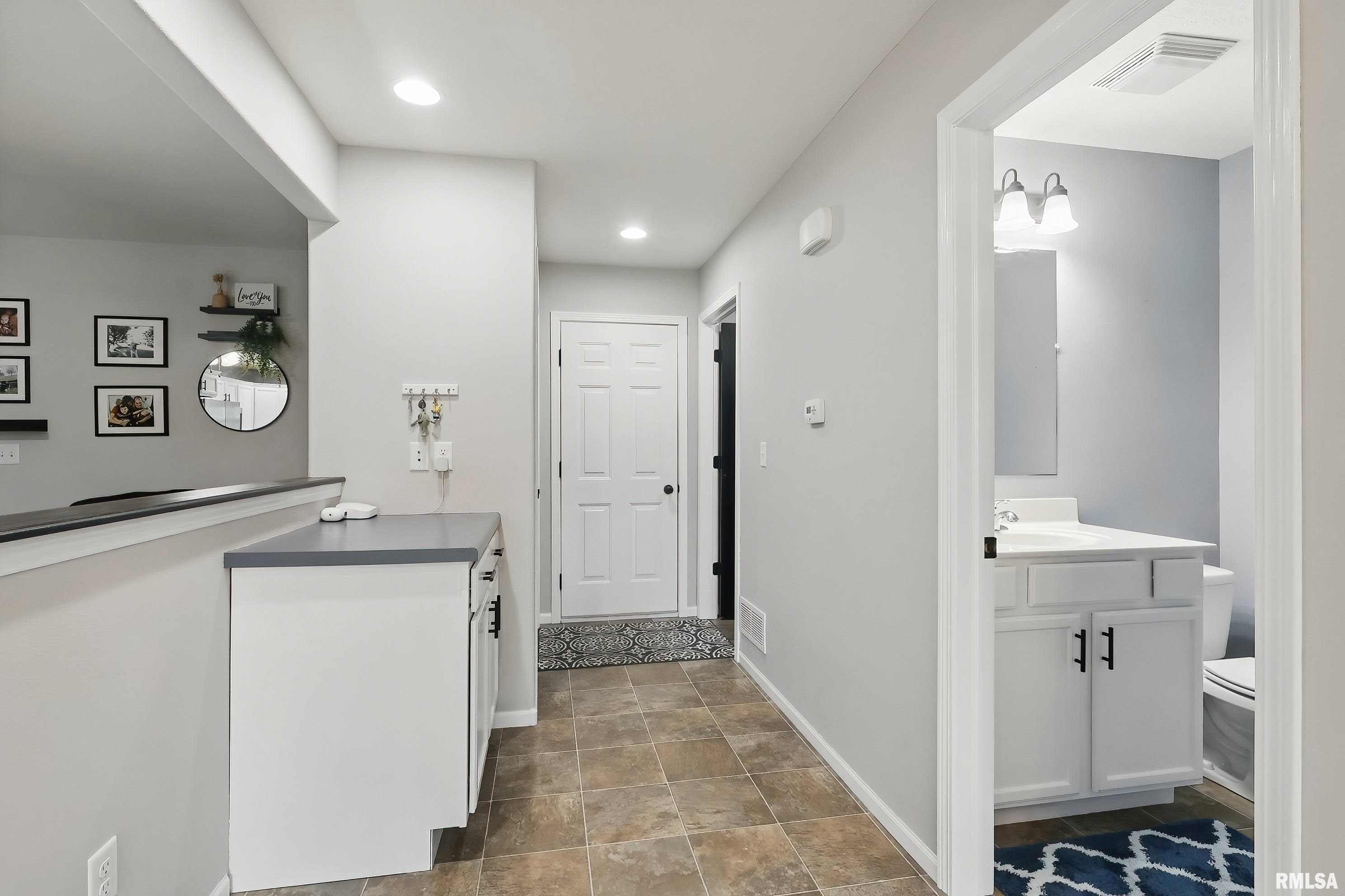 1570 Savannah Circle #D2, Davenport, Iowa image 12