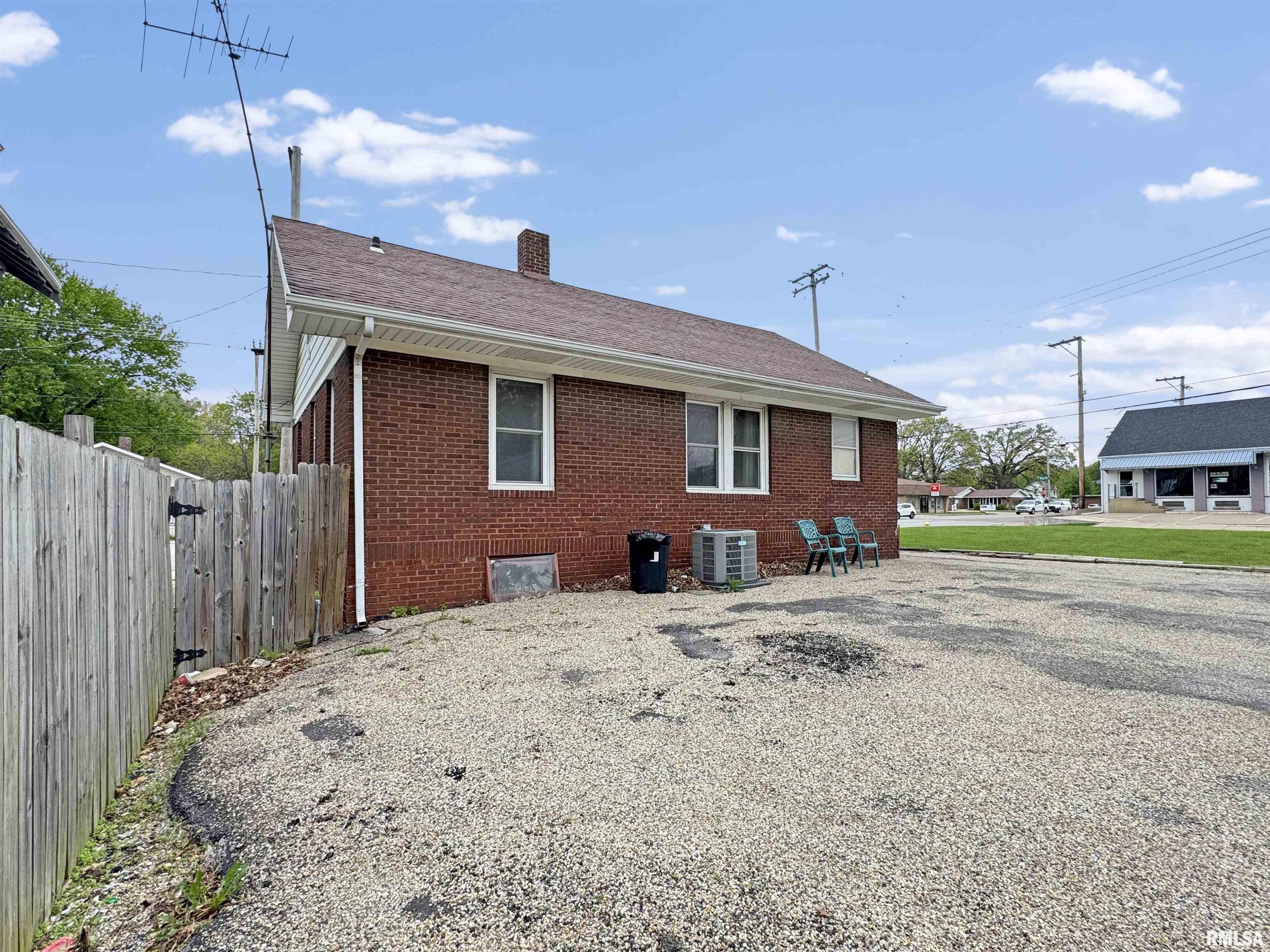 277 N Henderson Street, Galesburg, Illinois image 32