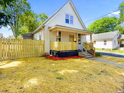 Homes For Sale - 320 Walnut Street<br/> Pekin, IL 61554