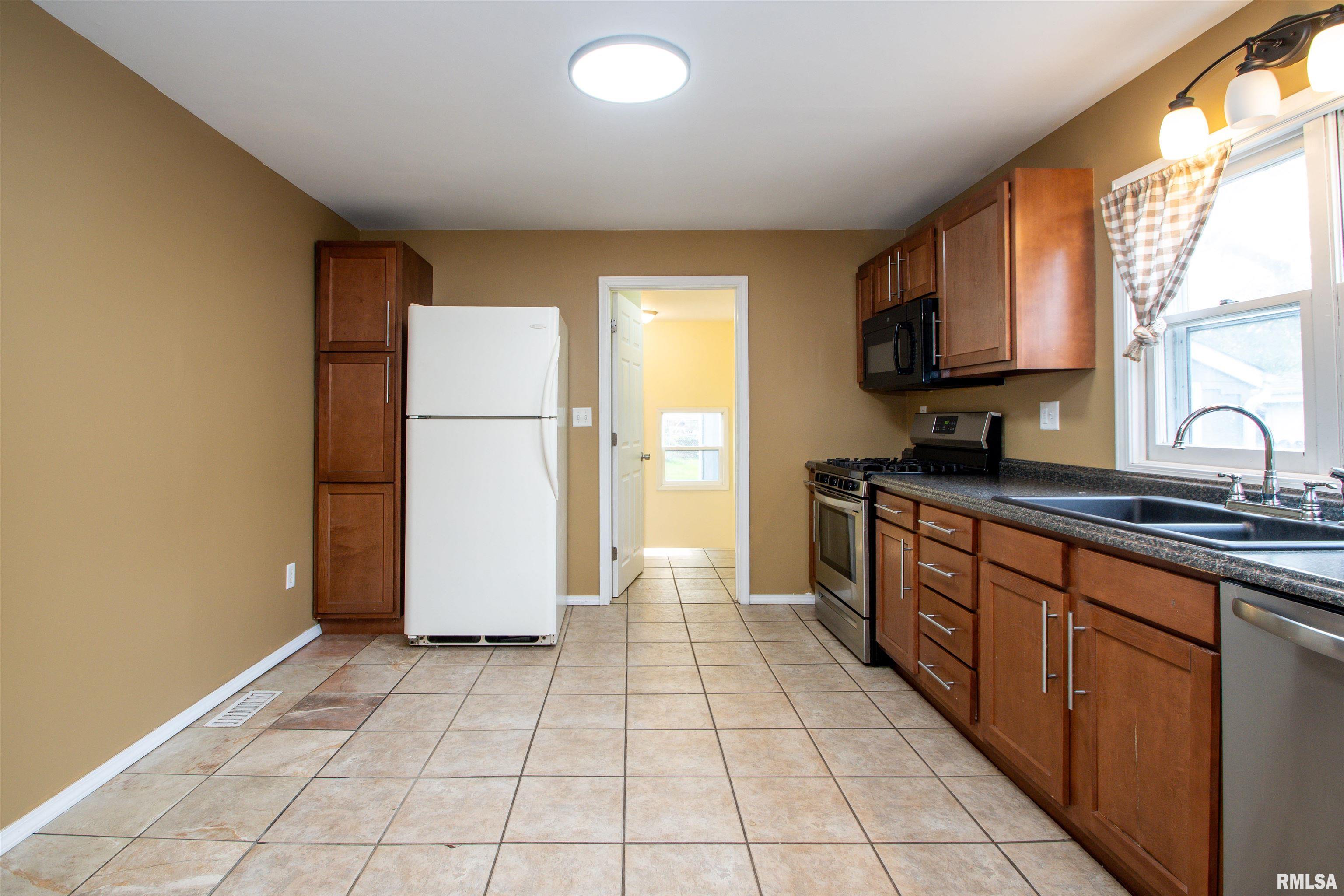 301 Edgewood Drive, Pekin, Illinois image 9