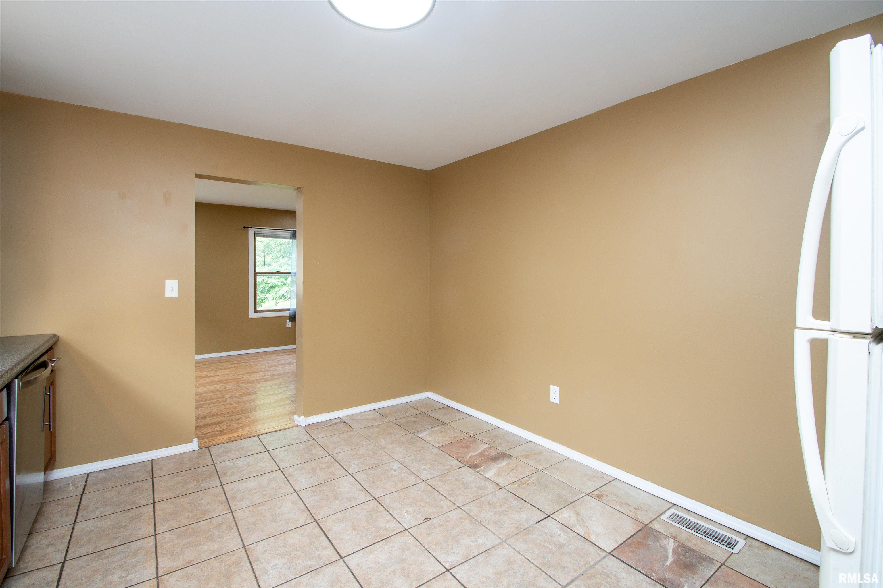 301 Edgewood Drive, Pekin, Illinois image 13