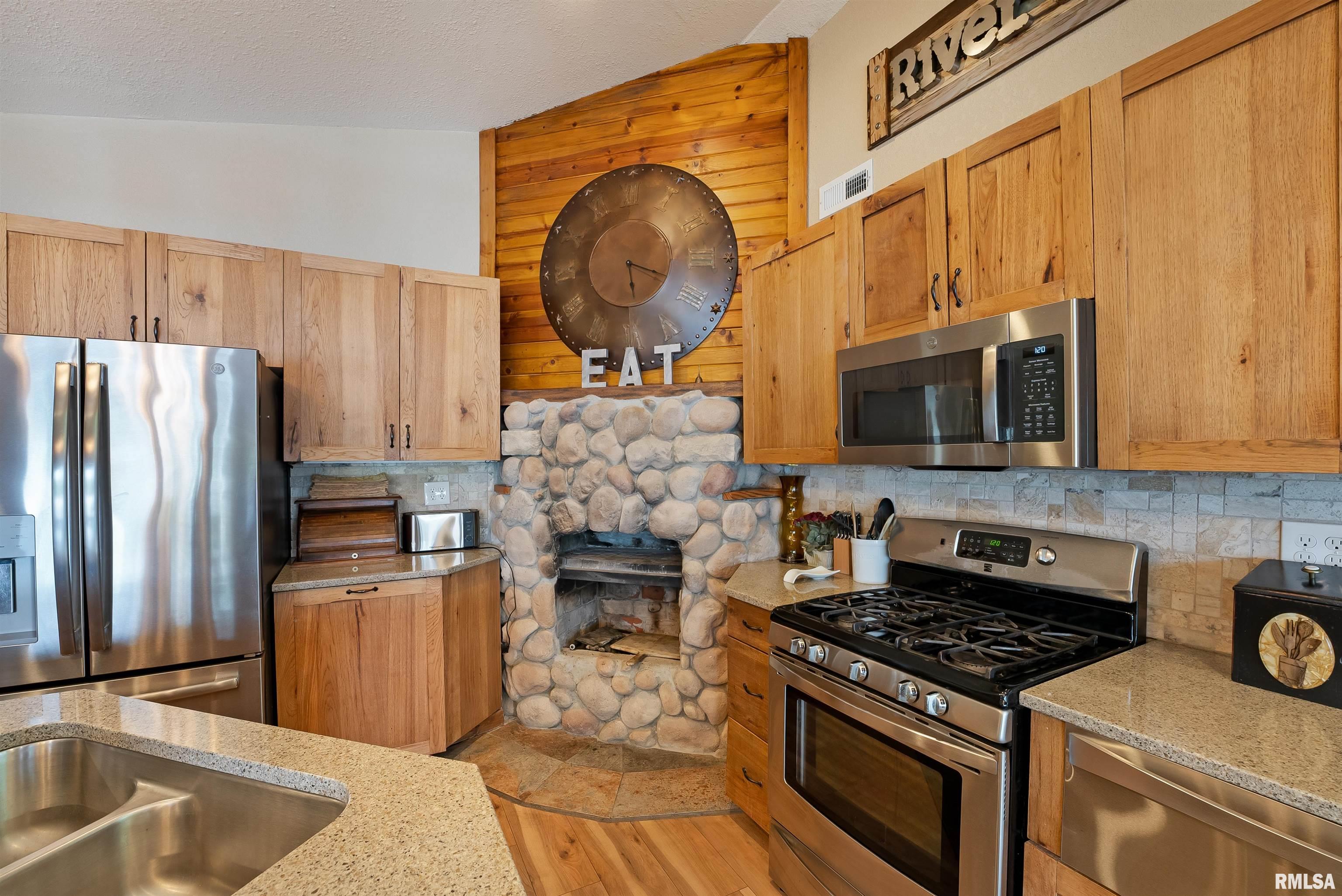 905 1st Street, Camanche, Iowa image 18
