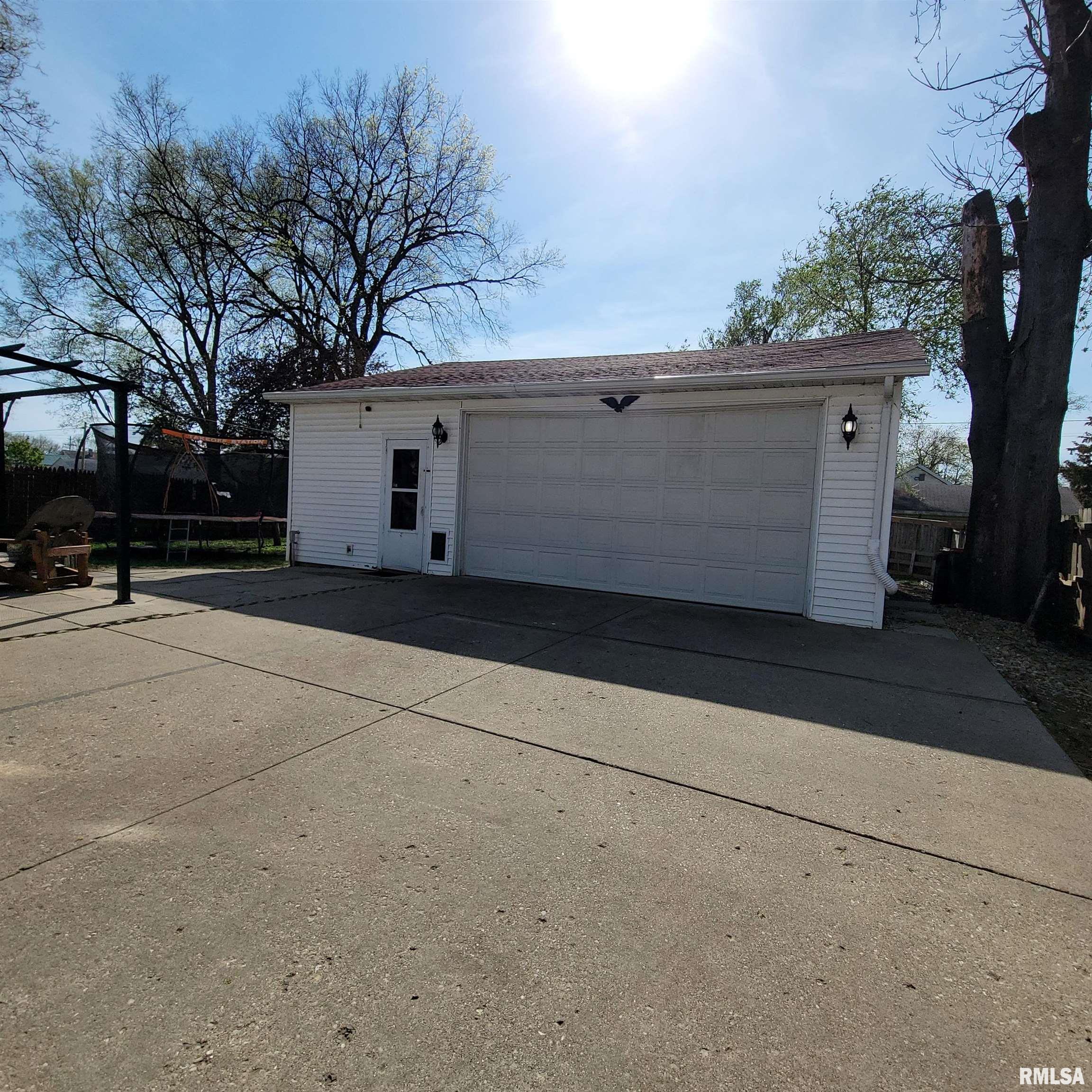 1221 S 3rd Street, Pekin, Illinois image 3