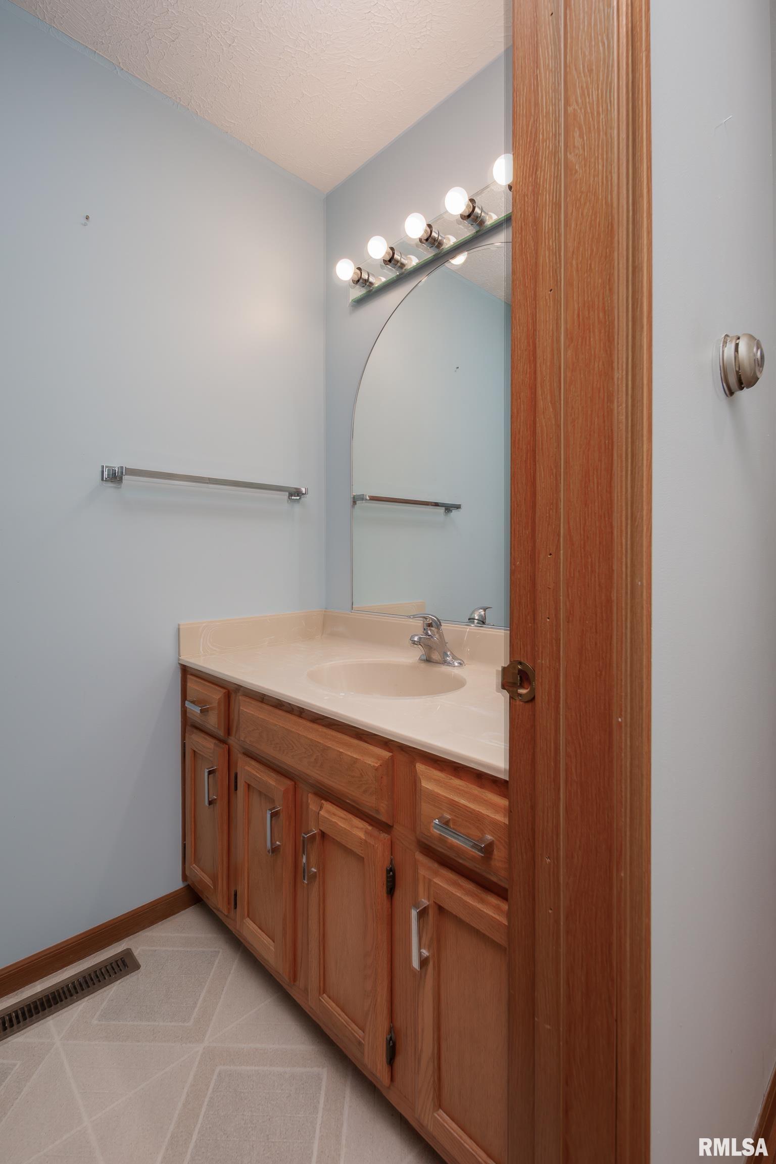 4675 Kynnelworth Drive #301, Bettendorf, Iowa image 19