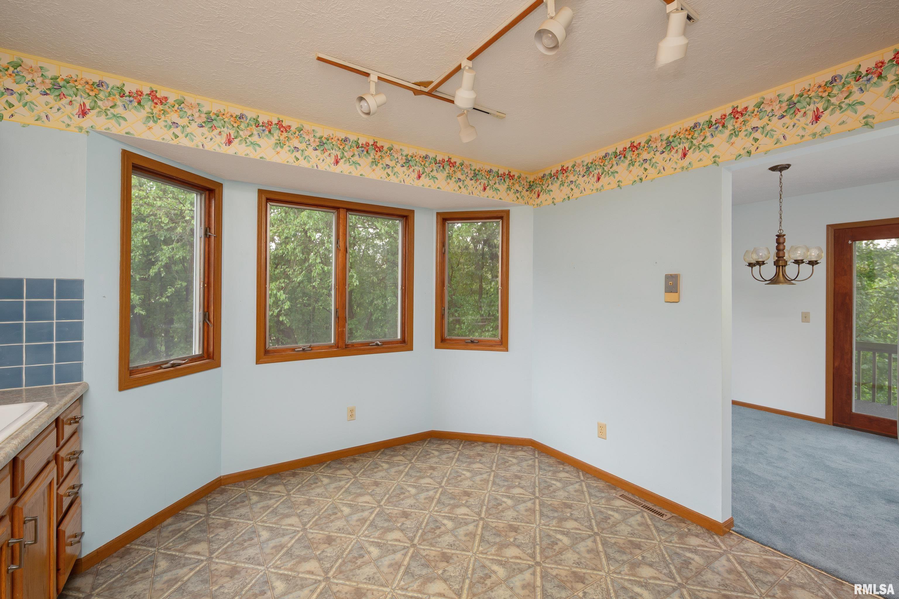 4675 Kynnelworth Drive #301, Bettendorf, Iowa image 5