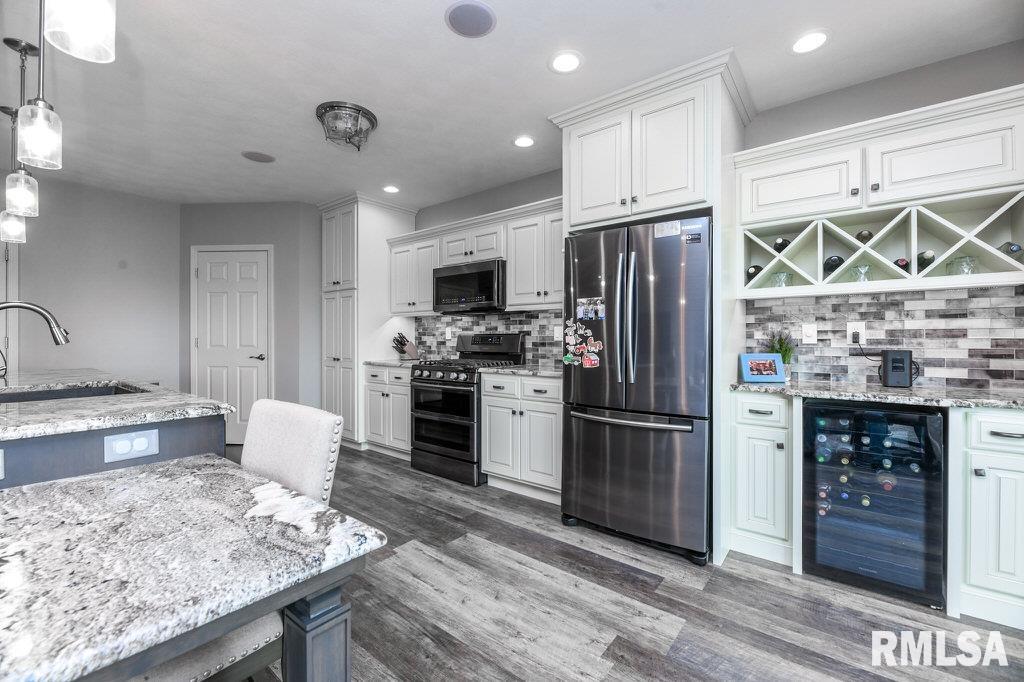 208 Harbor Pointe Drive, East Peoria, Illinois image 2