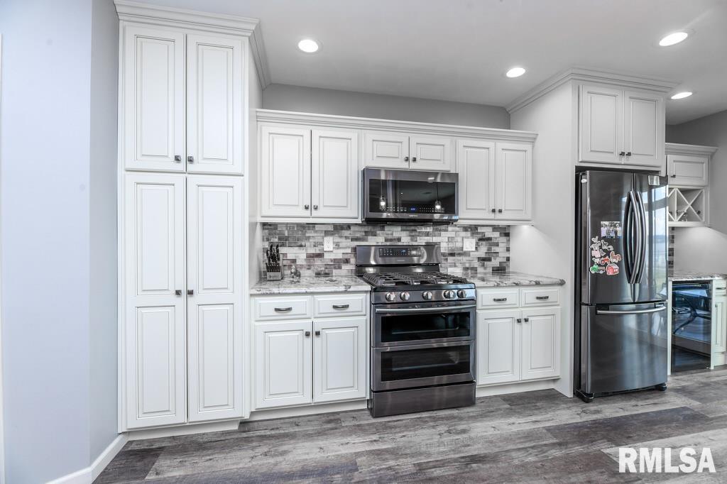 208 Harbor Pointe Drive, East Peoria, Illinois image 3