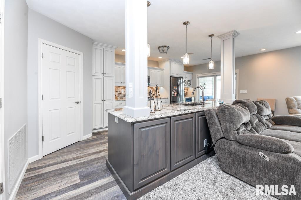 208 Harbor Pointe Drive, East Peoria, Illinois image 5