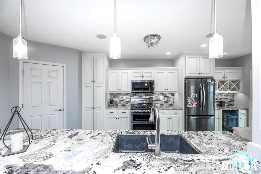 208 Harbor Pointe Drive, East Peoria, Illinois image 4