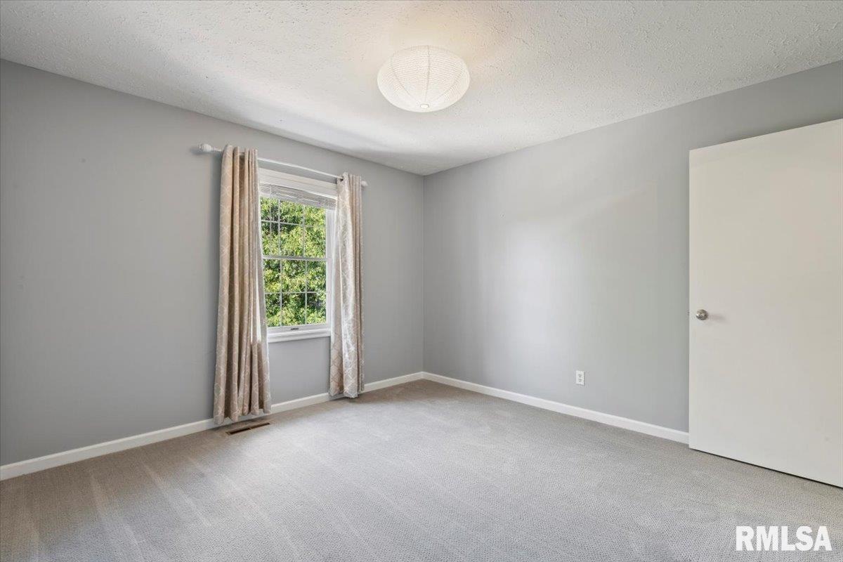 4690 Lindbergh Drive, Bettendorf, Iowa image 36