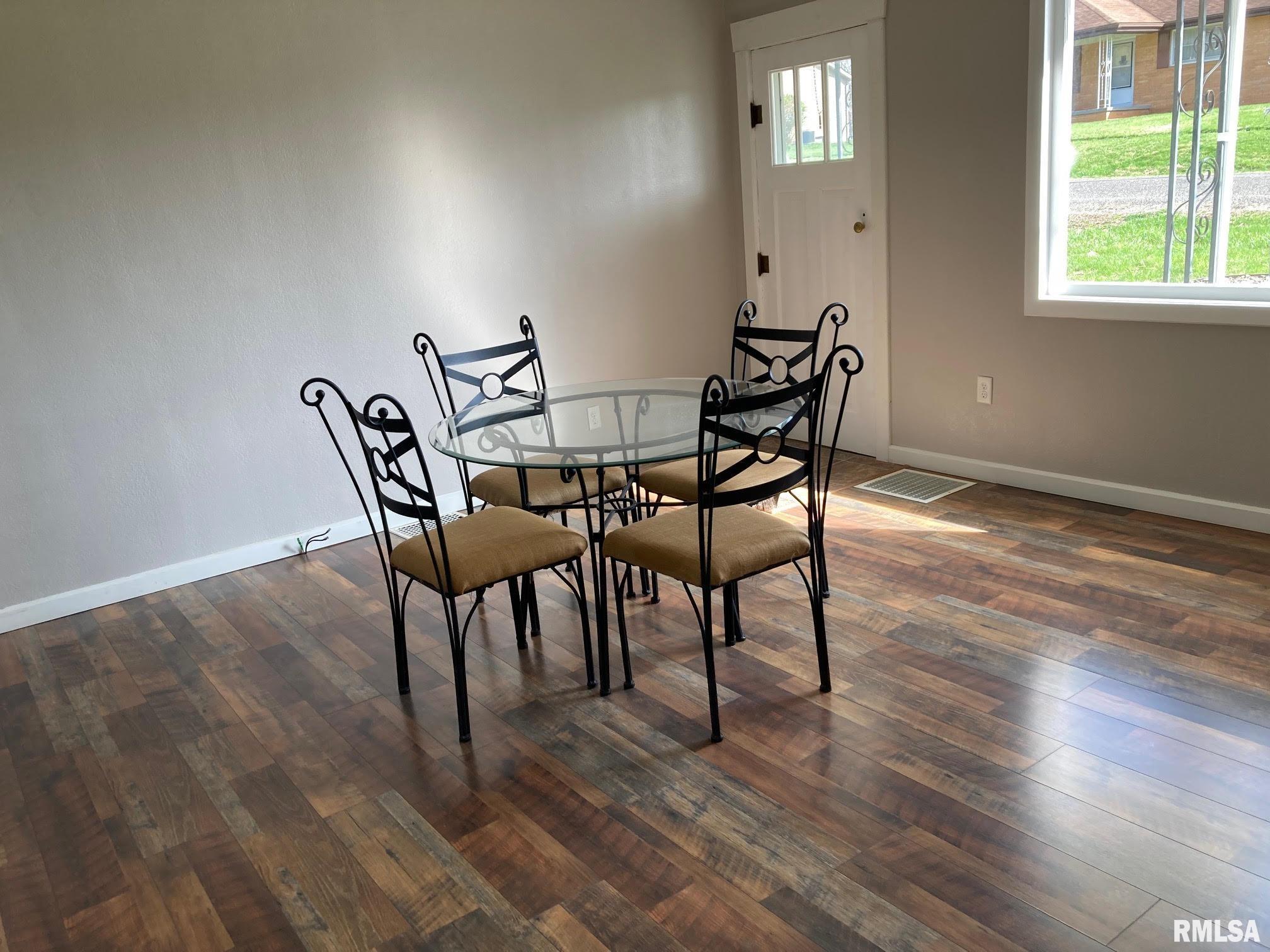 121 E Kinzie Street, Riverton, Illinois image 8