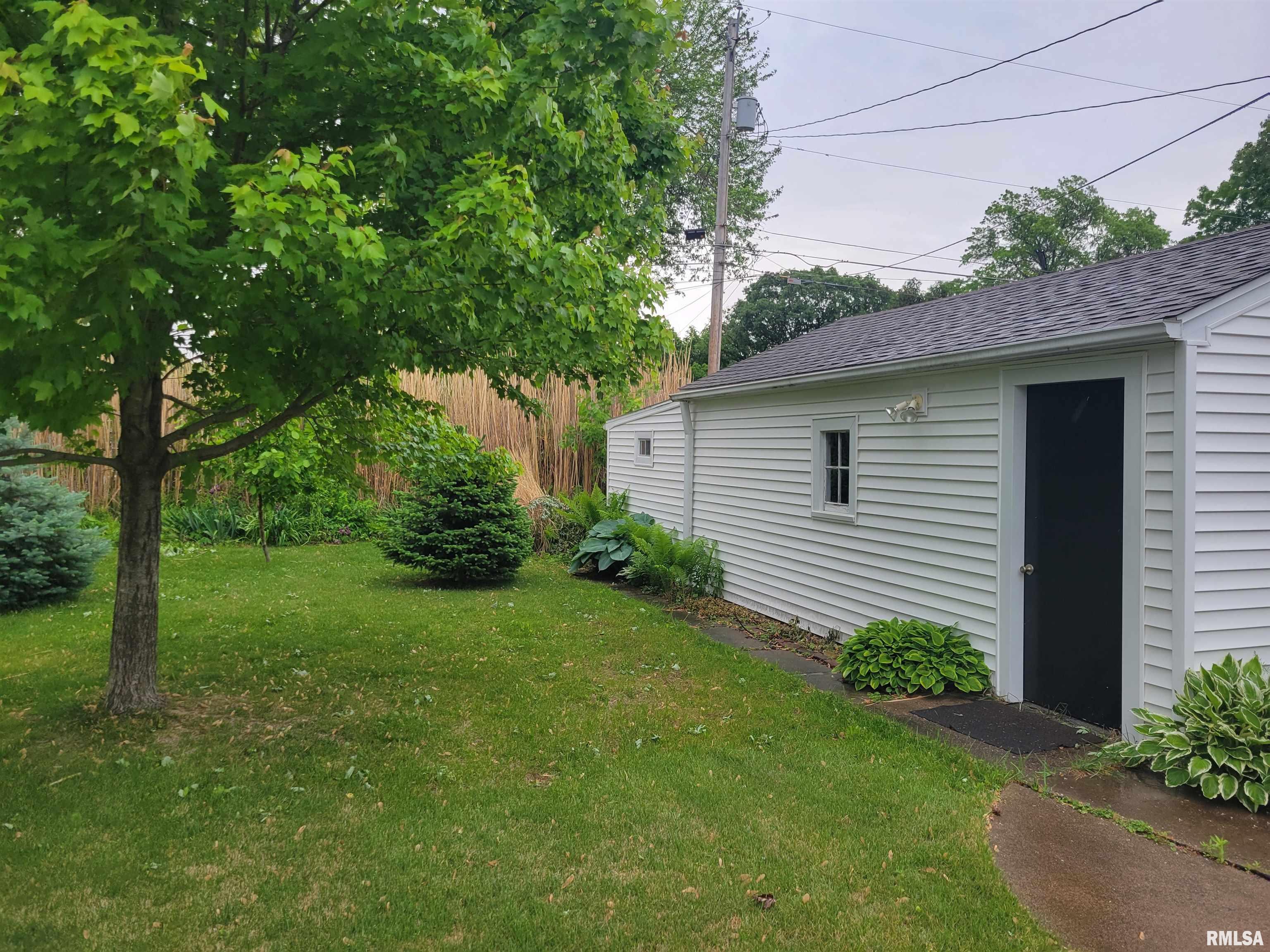 2322 4th Street A, East Moline, Illinois image 2