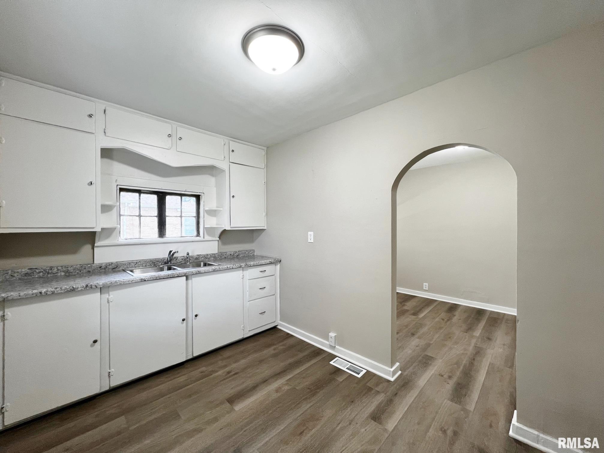 1113 & 1113 1/2 Charlotte Street, Pekin, Illinois image 36