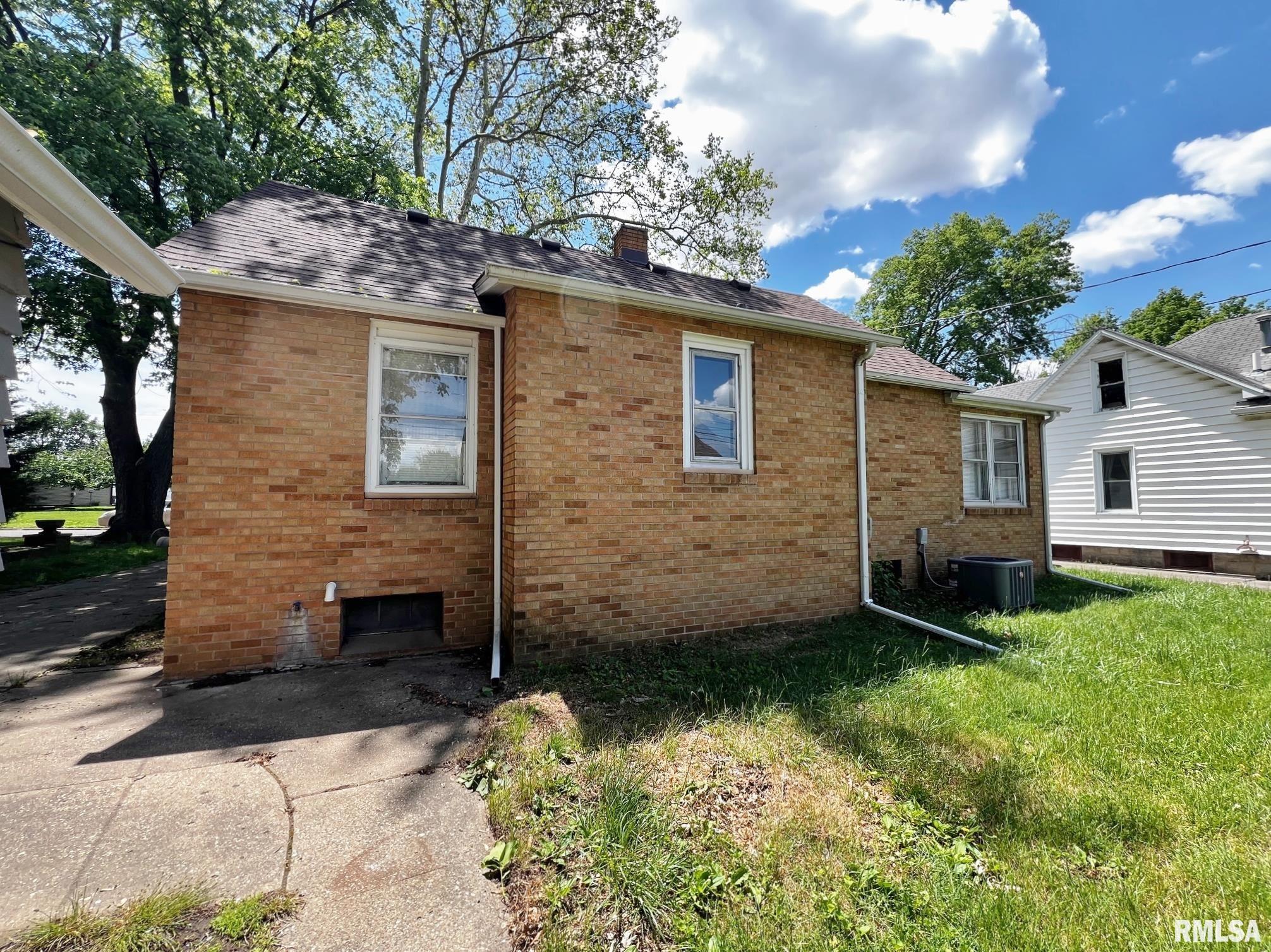 1113 & 1113 1/2 Charlotte Street, Pekin, Illinois image 5