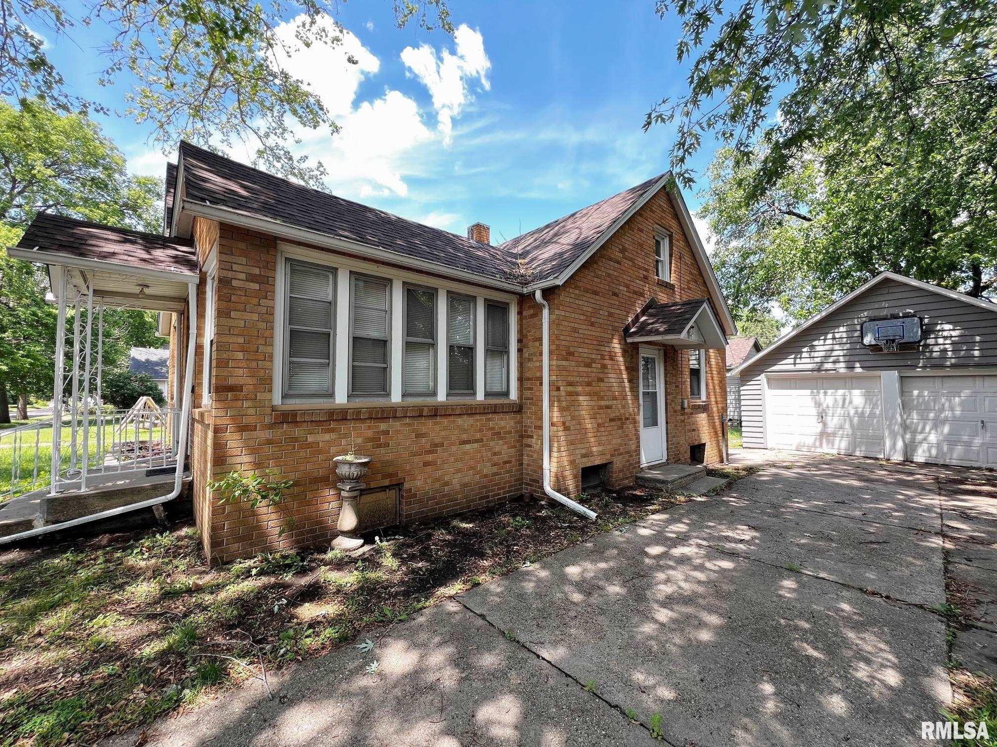1113 & 1113 1/2 Charlotte Street, Pekin, Illinois image 4