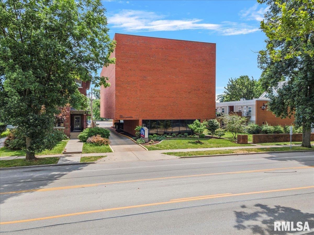 Photo 1 of 9 — 828 S 2ND Street 202, Springfield, IL 62704