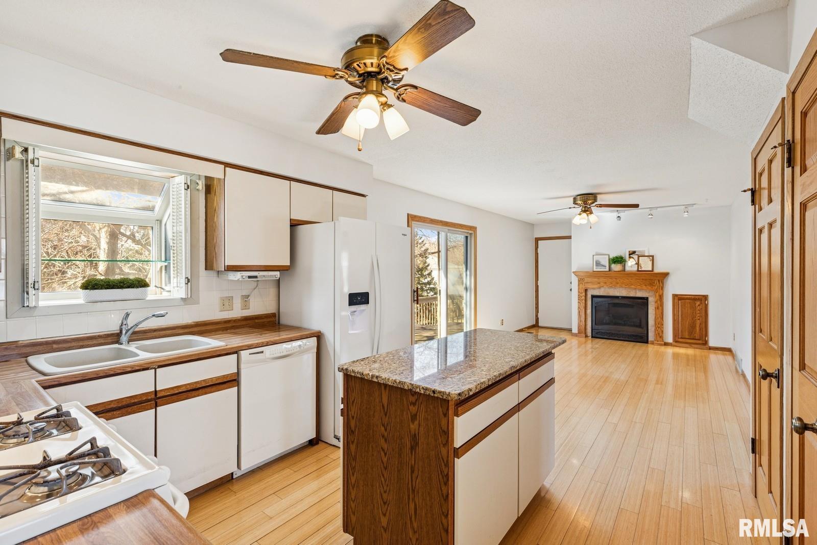 4260 Winston Place, Bettendorf, Iowa image 12