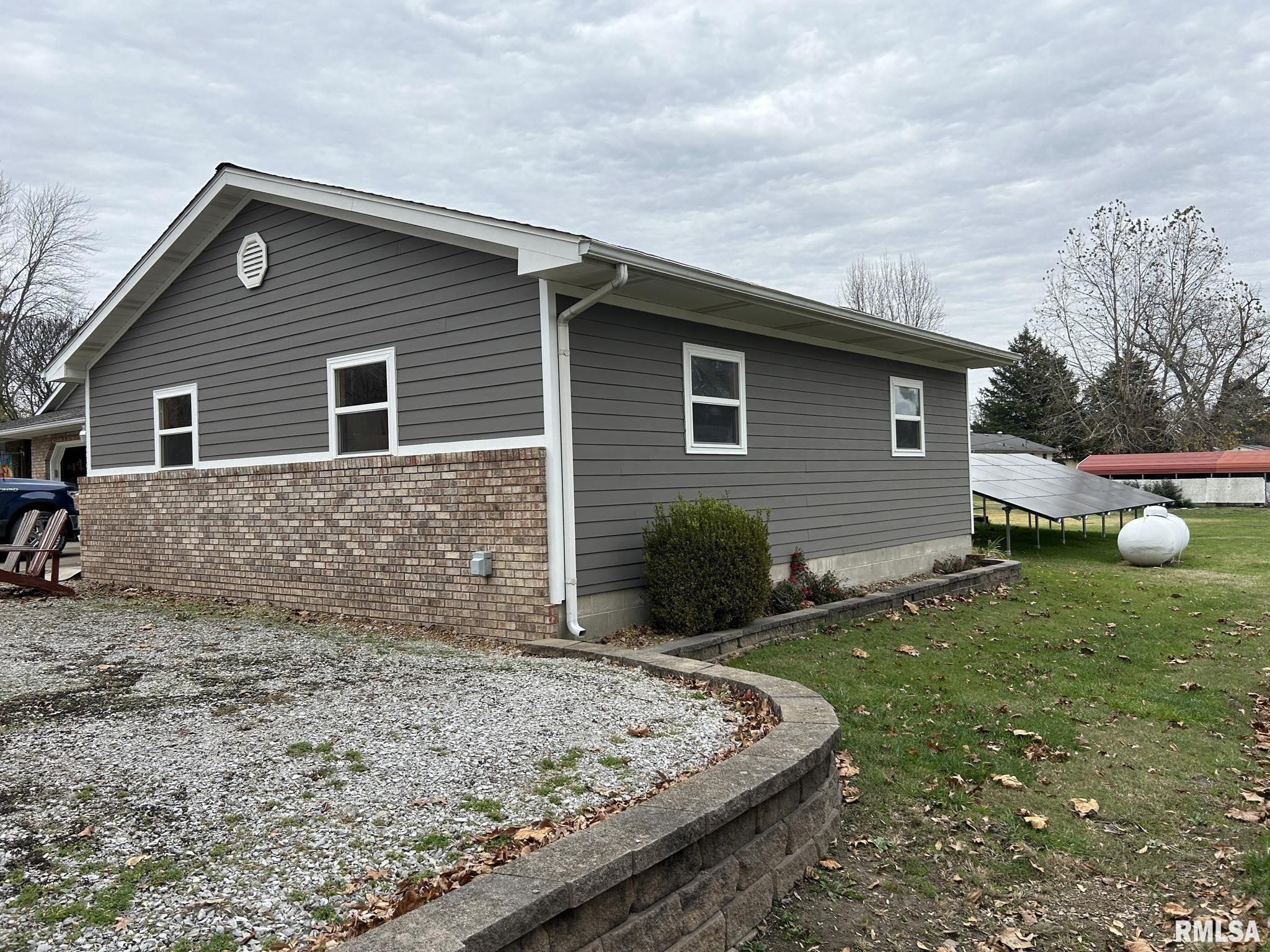 408 W Flora, Valier, Illinois image 7