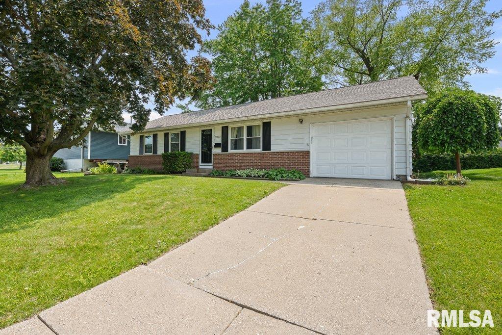 2303 Pinehurst Street, Bettendorf, Iowa image 2