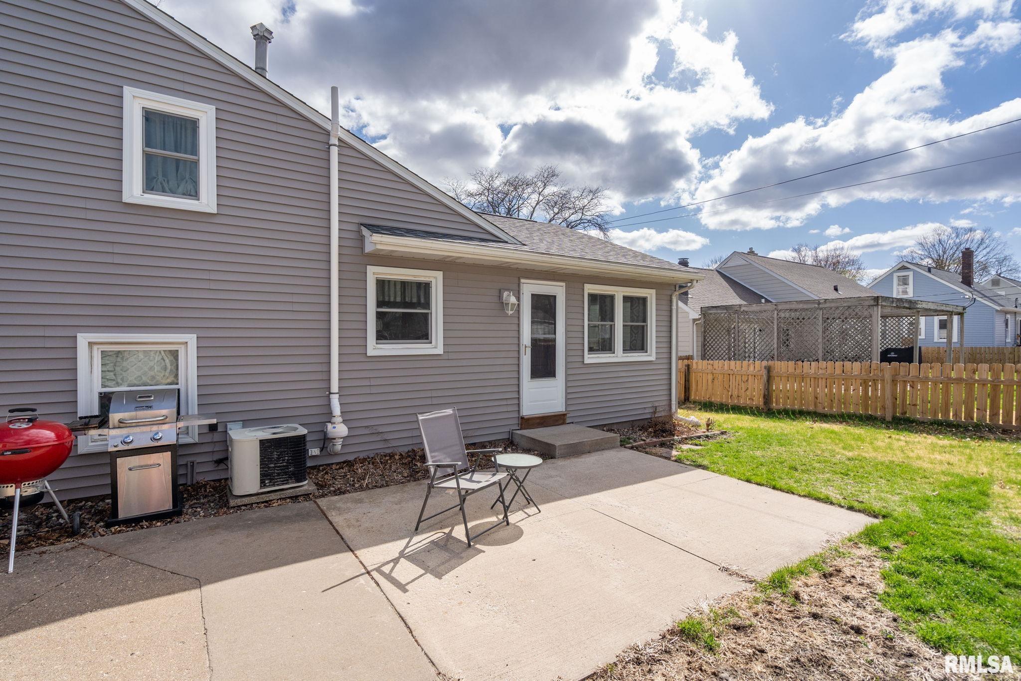 932 Jones Street, Bettendorf, Iowa image 24