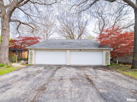 Photo of 3601 W RICHWOODS Boulevard, Peoria, IL 61604 (MLS # PA1265960)