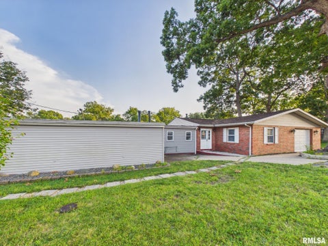 Homes For Sale - 327 Elm Lane<br/> Petersburg, IL 62675