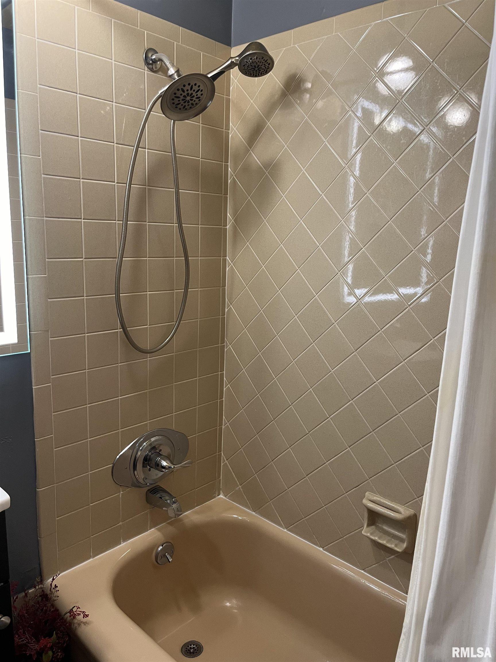 2617 Fillmore Lane, Davenport, Iowa image 37
