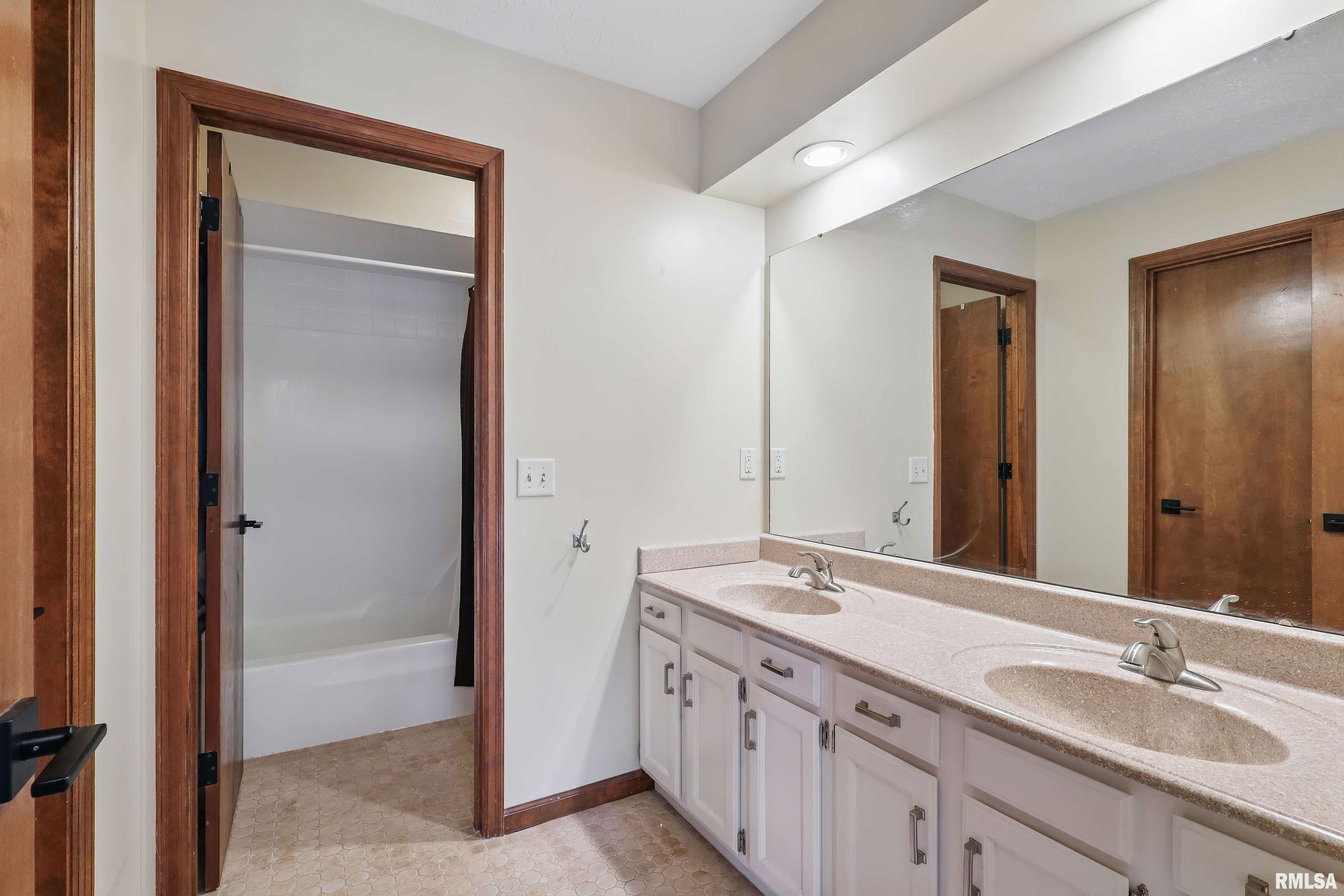 5952 Crow Valley Park Drive, Davenport, Iowa image 22