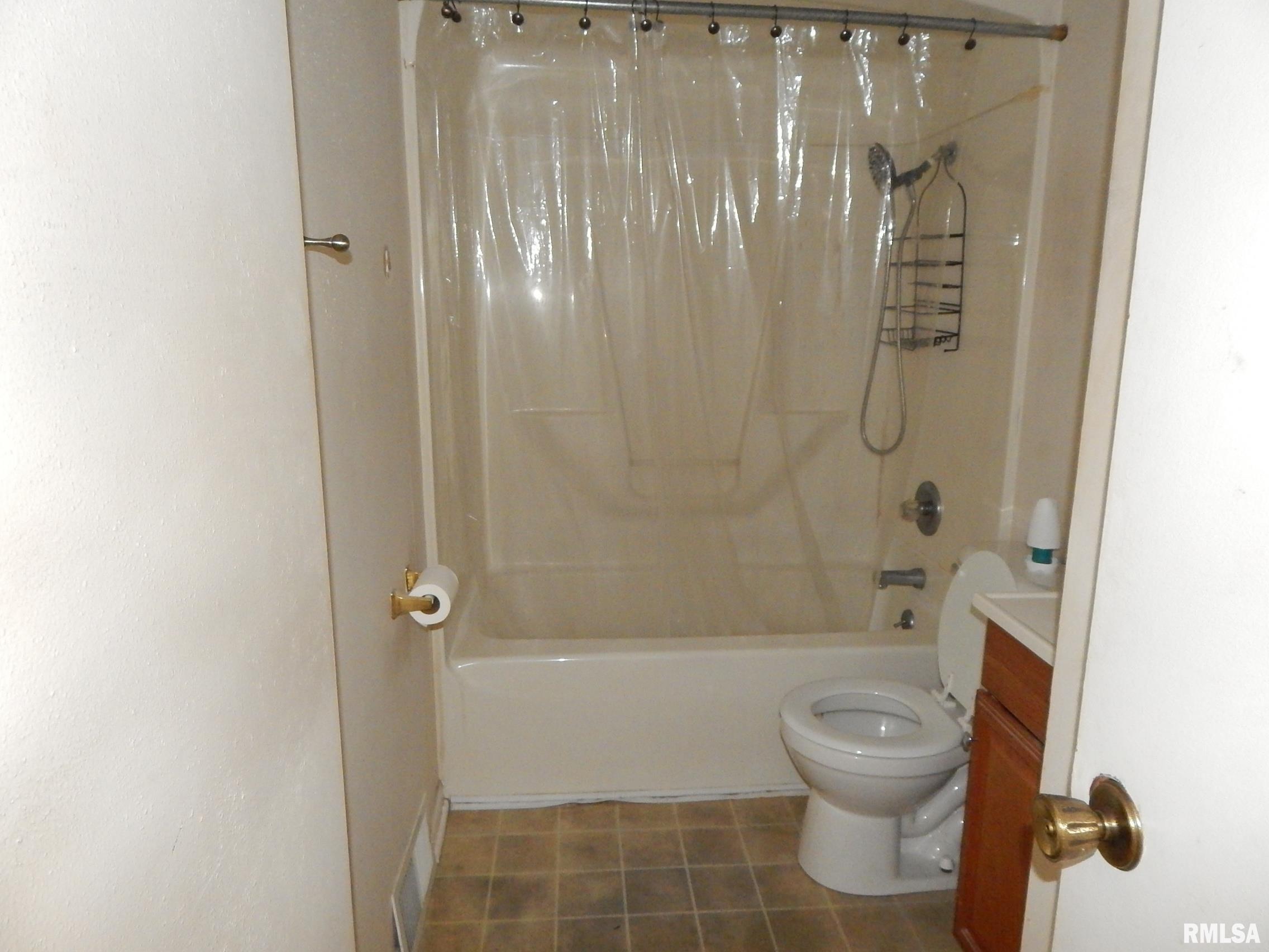 2228 N Fairmount Street, Davenport, Iowa image 7