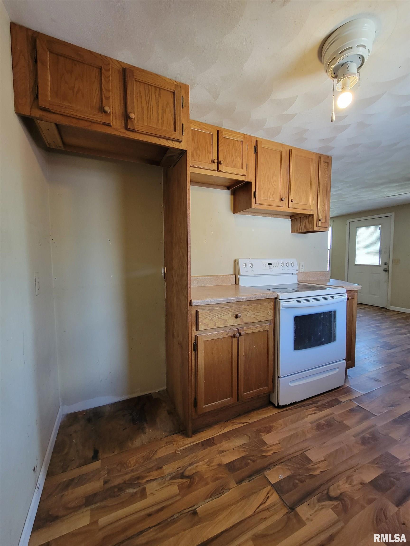 714 Monge Avenue, Pekin, Illinois image 9