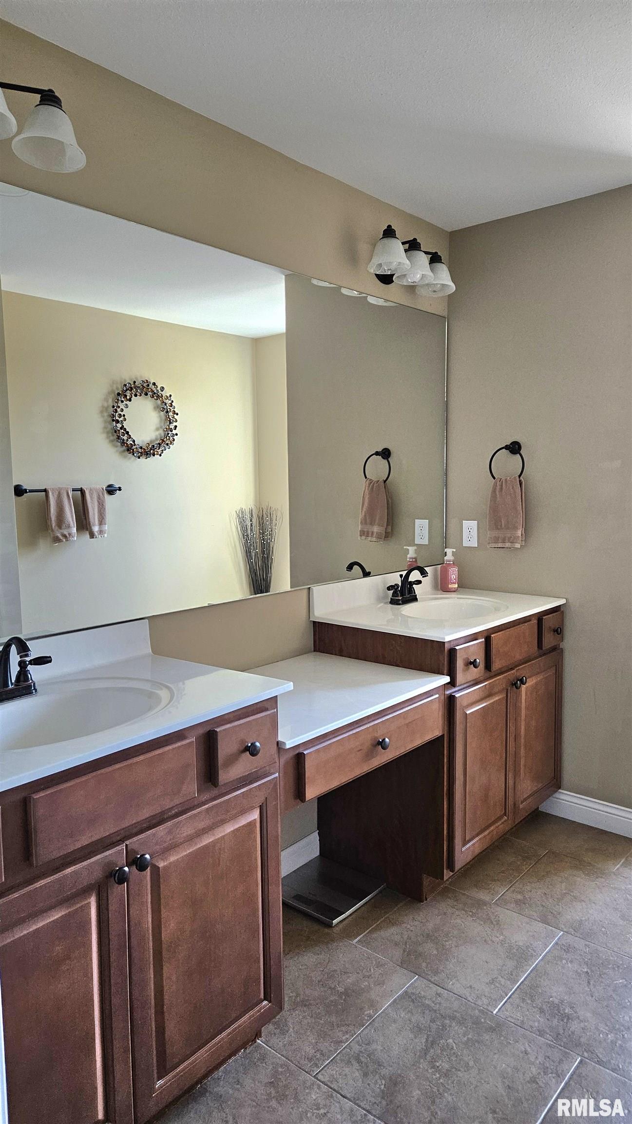 122 E Cypress Road, Canton, Illinois image 24