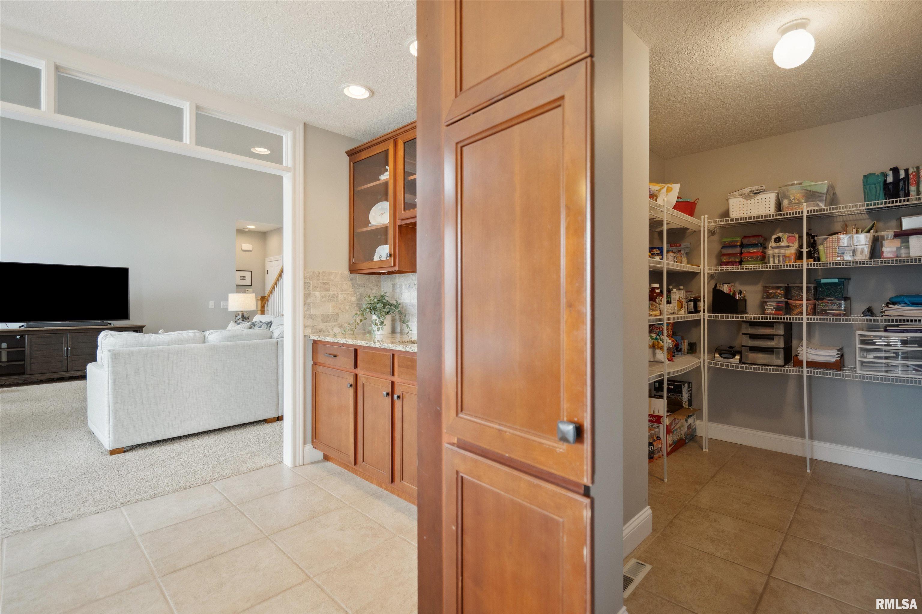 6631 Summerfield Drive, Bettendorf, Iowa image 13