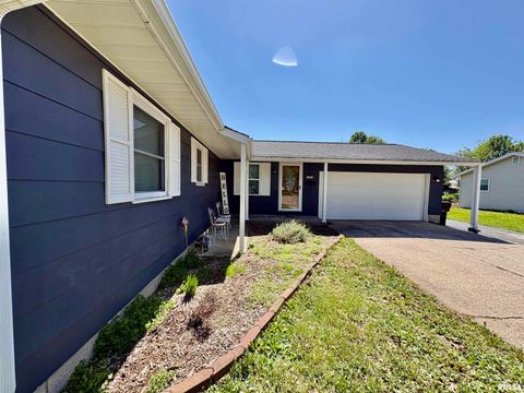Photo of 1916 SOUTHVIEW Court, Jacksonville, IL 62650 (MLS # CA1042296)
