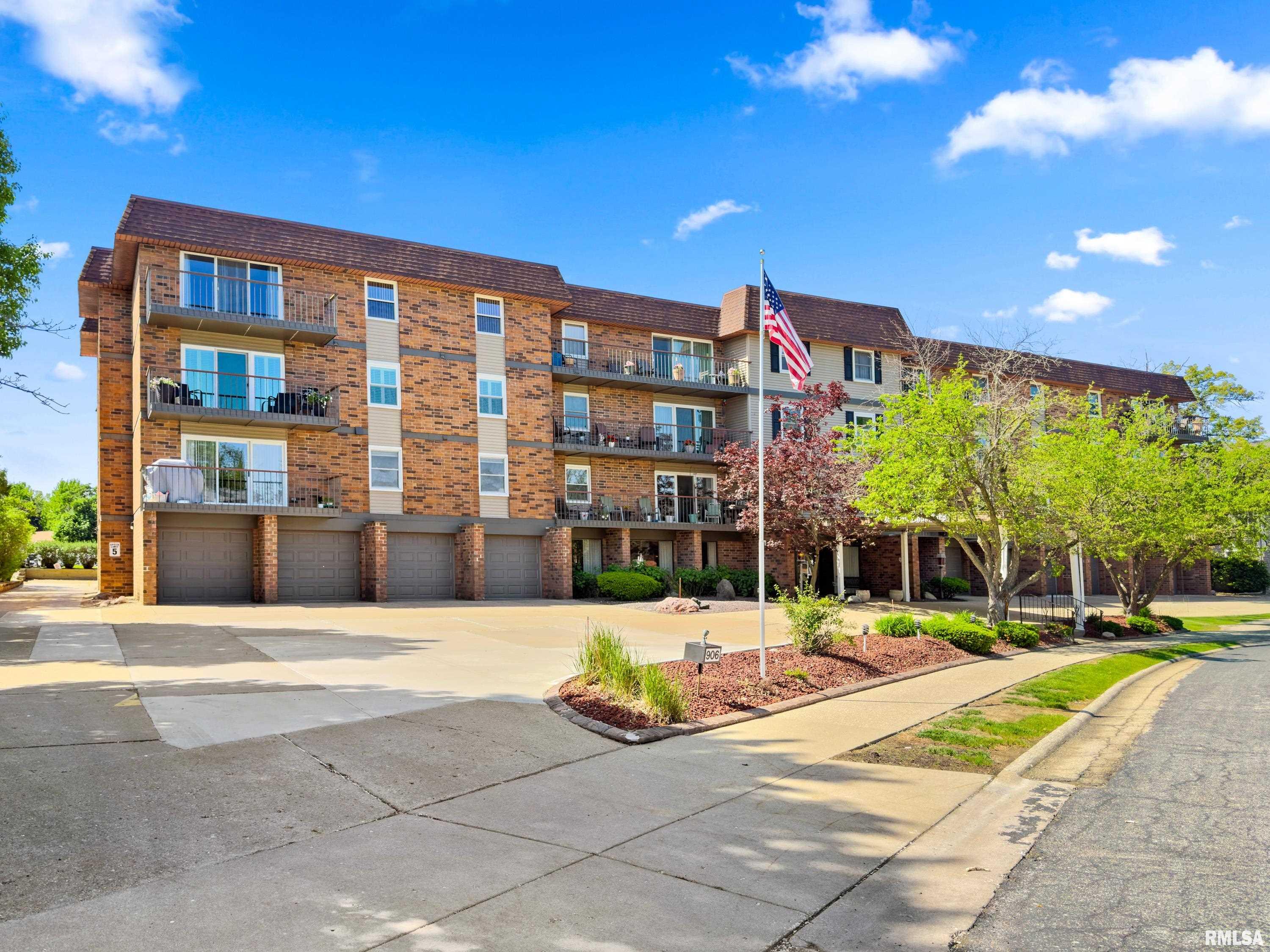 Photo 1 of 21 — 906 W LOIRE Court A-2, Peoria, IL 61614