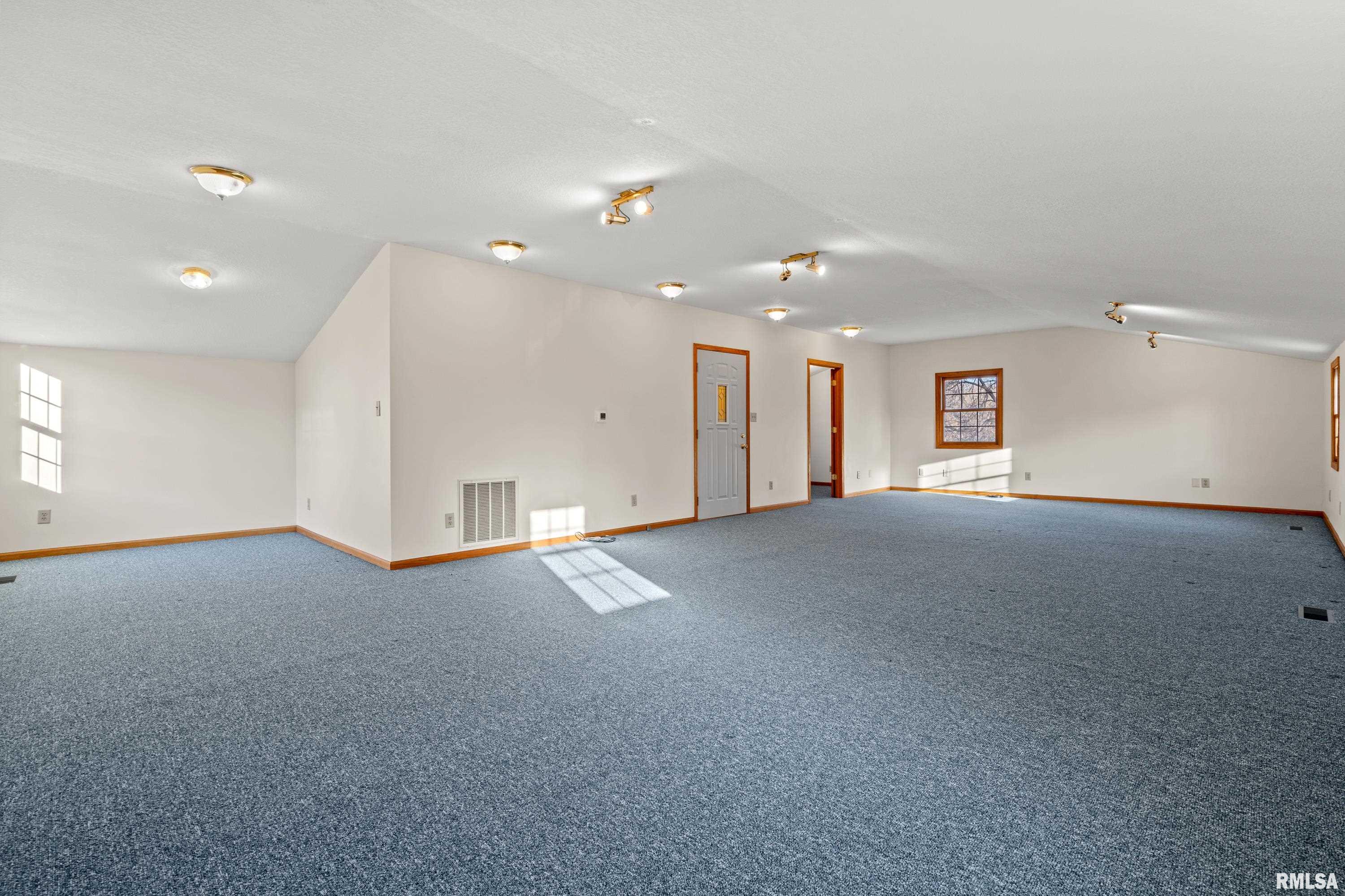 7216 Valley Drive, Bettendorf, Iowa image 48